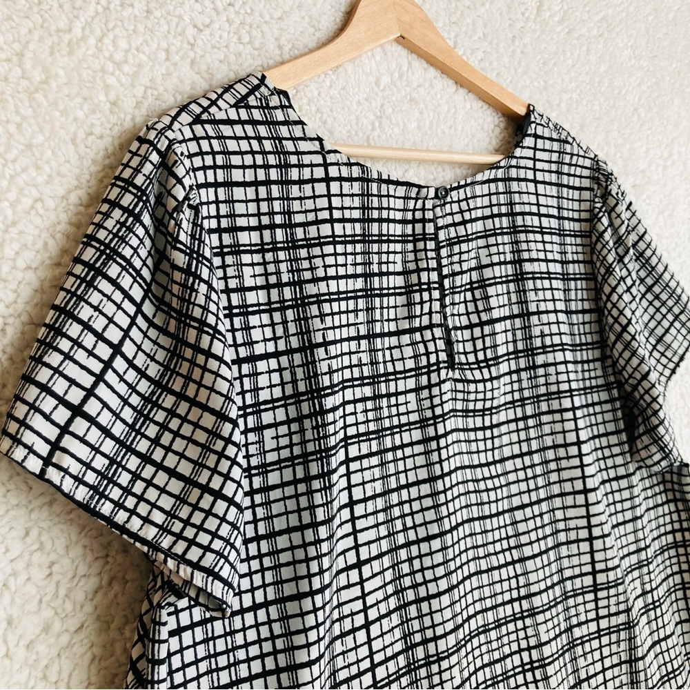 Forever 21 Women's black and white abstract plaid short sleeve cropped top, 1X - Picture 12 of 14